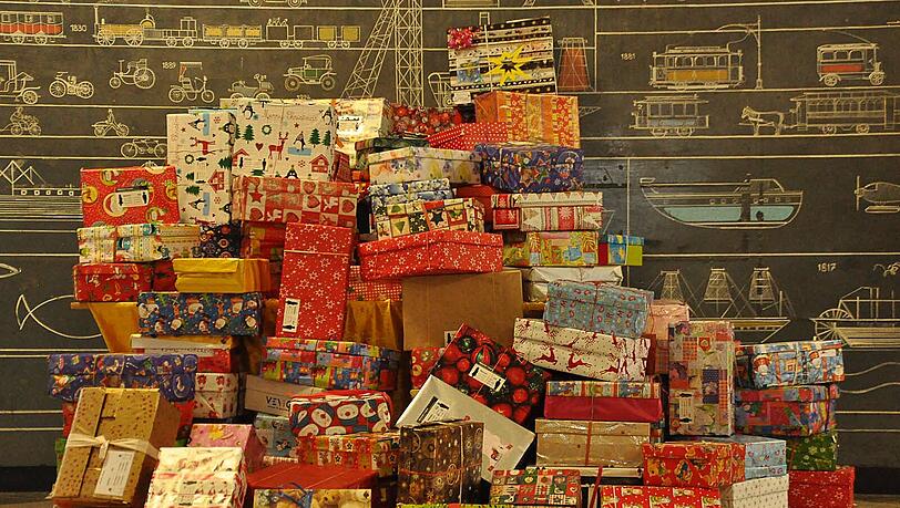 So hoch war der Geschenkeberg der Grundschule letztes Jahr. So hoch war der Geschenkeberg der Grundschule letztes Jahr.