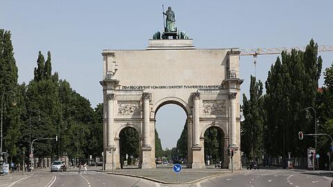 Am Siegestor wurde der 19-Jährige niedergeschlagen und ausgeraubt.