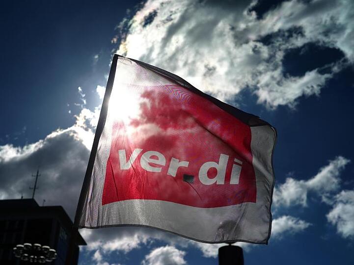 Eine Fahne von Verdi weht während einer Kundgebung im Wind. Foto: Ina Fassbender/Archiv