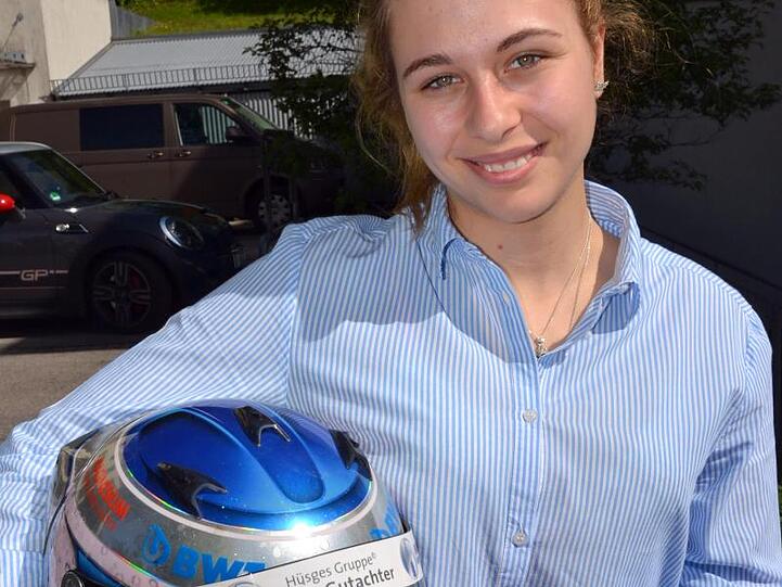 Die Rennfahrerin Sophia Flörsch hält ihren Helm unter dem Arm. Foto: Aglaja Adam/dpa/Archivbild