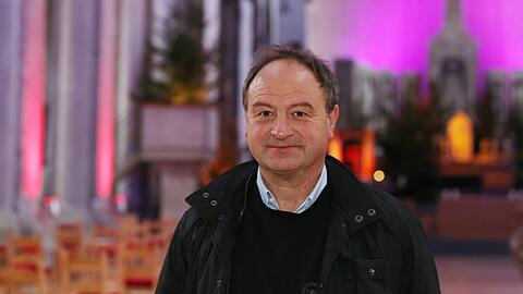 Pfarrer Rainer Maria Schießler lässt an Heiligabend zwölf Mal 100 Menschen in seine Kirche St. Maximilian.
