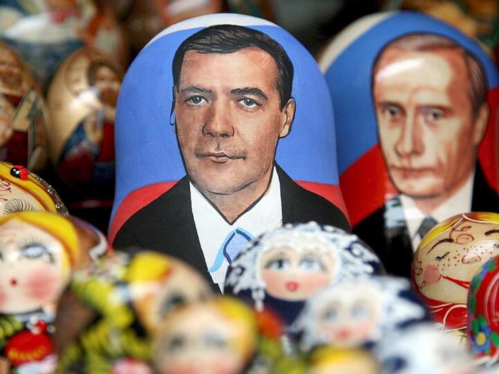 Mächtige Männer &ndash; oder doch nur Holzpuppen? Dimitri Medwedew (li.) und Wladimir Putin.