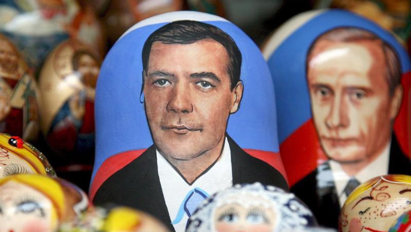 Mächtige Männer – oder doch nur Holzpuppen? Dimitri Medwedew (li.) und Wladimir Putin. Mächtige Männer – oder doch nur Holzpuppen? Dimitri Medwedew (li.) und Wladimir Putin.