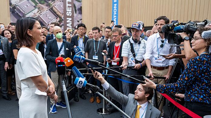 Bundesau&szlig;enministerin Annalena Baerbock &auml;u&szlig;ert sich auf der Weltklimakonferenz in Scharm el Scheich gegen&uuml;ber der Presse.