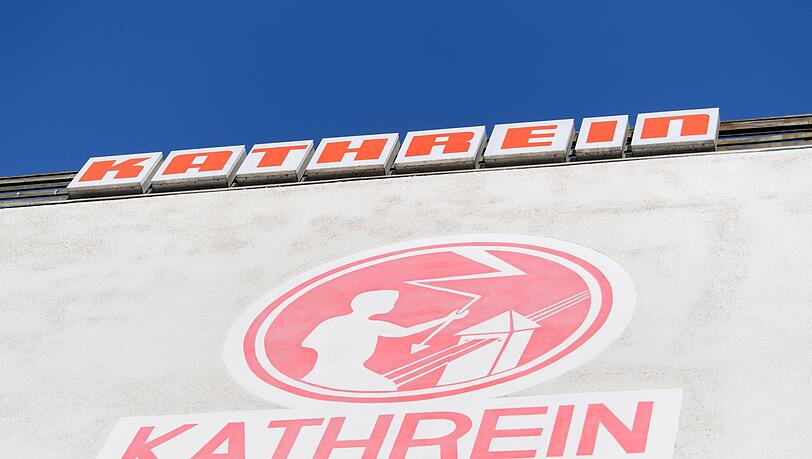 Das Logo vom Antennen- und Satellitentechnikhersteller Kathrein ist an einem Gebäude vom Hauptsitz der Firma zu sehen.