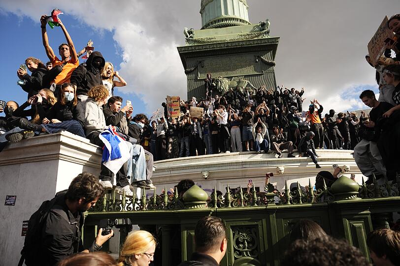 Schüler protestieren auf der Place de la Bastille gegen unterfinanzierte Schulen. Mittlerweile hat die französische Regierung Reformen angekündigt. (Archiv) Schüler protestieren auf der Place de la Bastille gegen unterfinanzierte Schulen. Mittlerweile hat die französische Regierung Reformen angekündigt. (Archiv)
