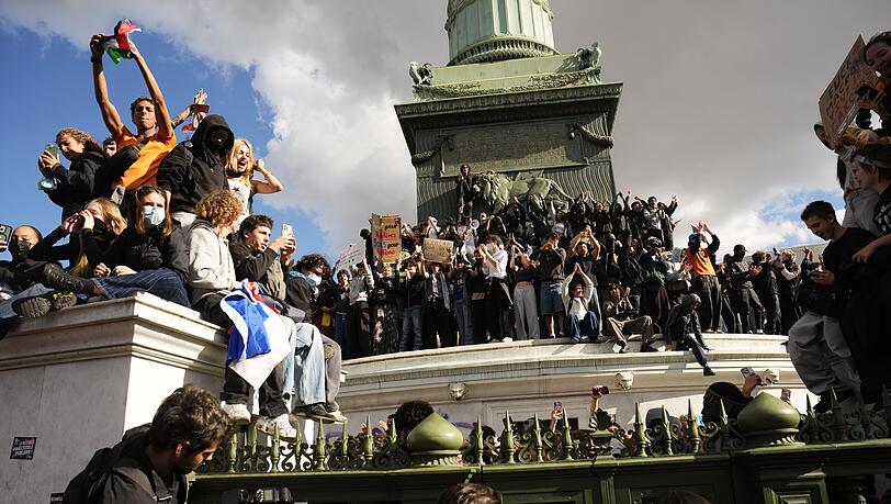 Schüler protestieren auf der Place de la Bastille gegen unterfinanzierte Schulen. Mittlerweile hat die französische Regierung Reformen angekündigt. (Archiv) Schüler protestieren auf der Place de la Bastille gegen unterfinanzierte Schulen. Mittlerweile hat die französische Regierung Reformen angekündigt. (Archiv)