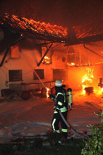 Brand auf einem Bauernhof in Taufkirchen. Die Bilder von den Löscharbeiten