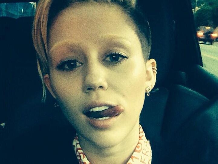 Miley Cyrus mit blond gefärbten Augenbrauen