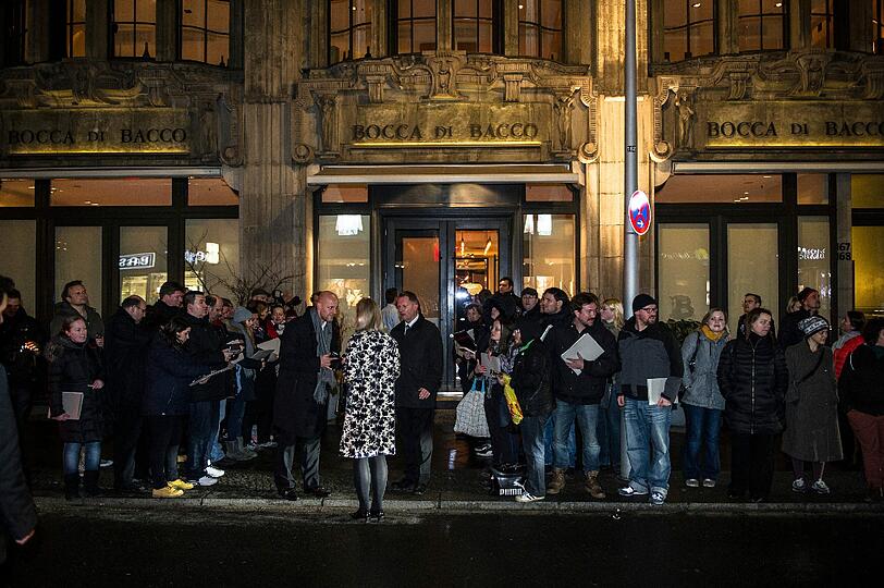 Nach der Premiere ging es weiter zum Restaurant Bocca di Bacco in Berlin. Dort warteten bereits Fans auf Clooney. Der US-amerikanische Schauspieler feierte dort die Berlinale-Premiere des Films "The Monuments Men" mit geladenen Gästen.