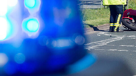 Die Polizei geht davon aus, dass der Autofahrer den Biker beim Abbiegen übersehen hat. Der Münchner Motorradfahrer starb noch am Unfallort! (Symbolbild)