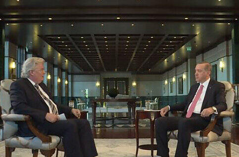 Sigmund Gottlieb (l.) trifft Recep Tayyip Erdogan zum Interview.