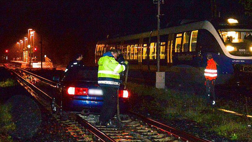 Die betrunkene Fahrerin war bei einem Bahnübergang zu früh abgebogen, auf die Gleise geraten und dort hängen geblieben.