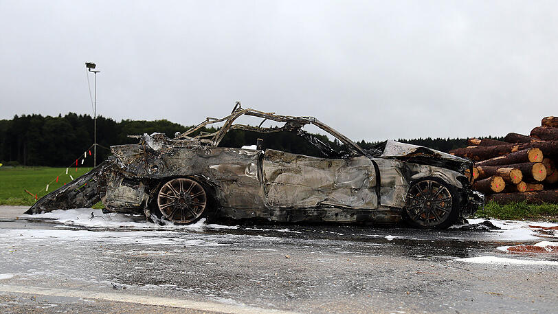 Der BMW-Fahrer krachte gegen den Baumstapel und war vermutlich sofort tot. Die Bilder vom Horror-Crash.