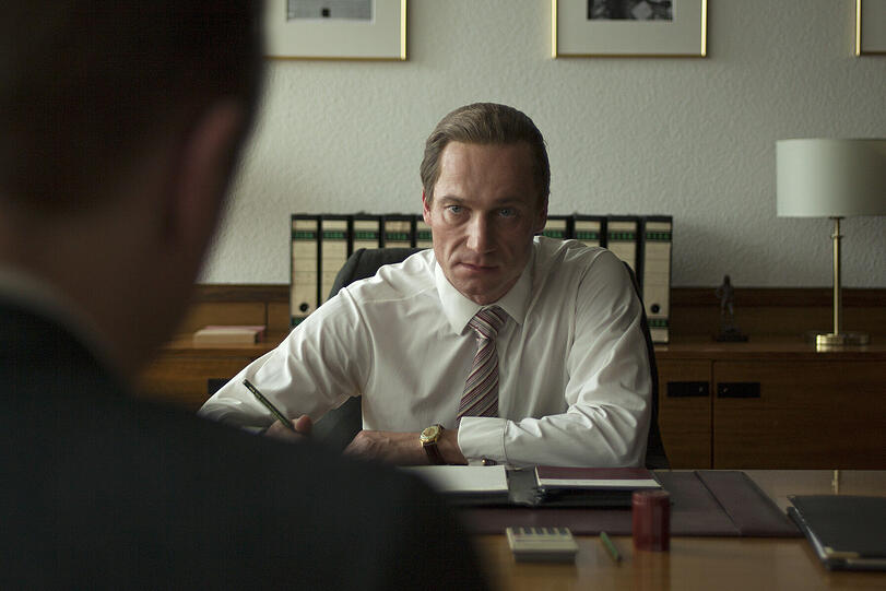 Theo Albrecht (Andreas Külzer) in seinem Büro in Essen