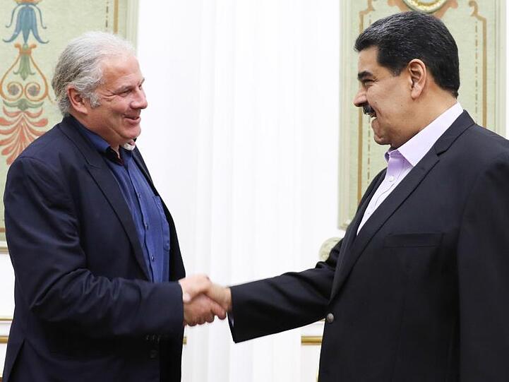 Andrej Hunko (L) zusammen mit Nicolas Maduro in Caracas.