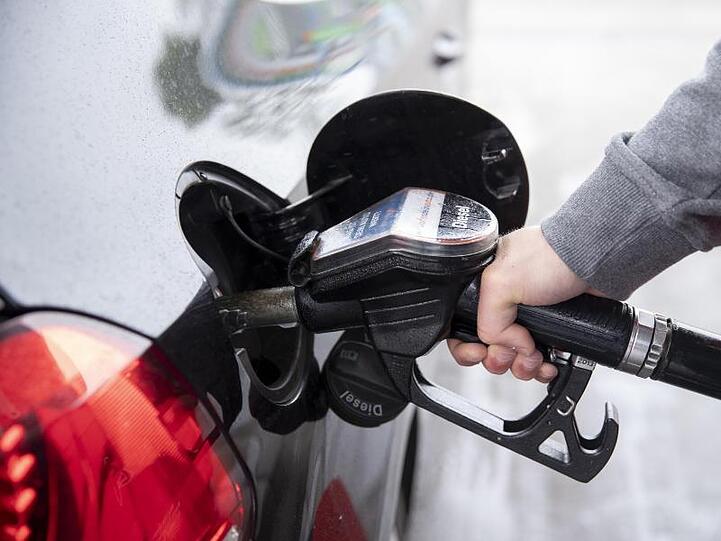 Diesel, Benzin, Heizöl und Erdgas sollen nach dem Willen der Unionsfraktionsspitzen über einen Handel mit CO2-Verschmutzungsrechten teurer werden.