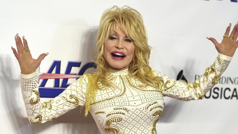 Dolly Parton hat den praktischen Nutzen von Tattoos entdeckt. Dolly Parton hat den praktischen Nutzen von Tattoos entdeckt.