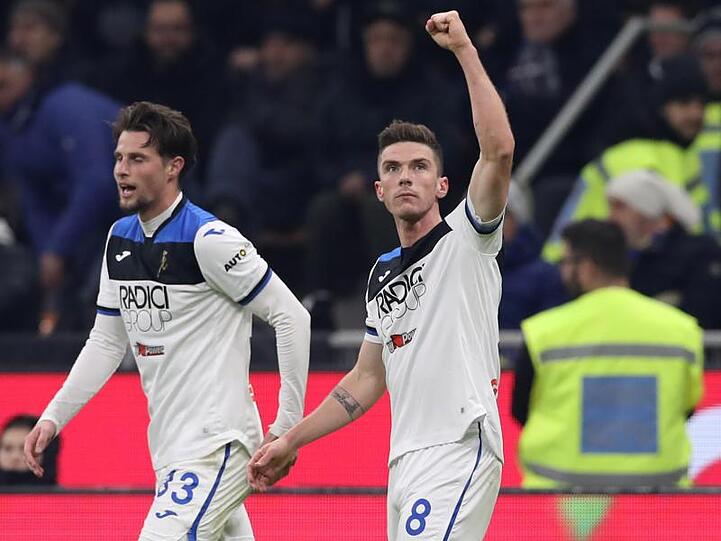 Robin Gosens (r) trifft mit Atalanta Bergamo auf den FC Valencia.