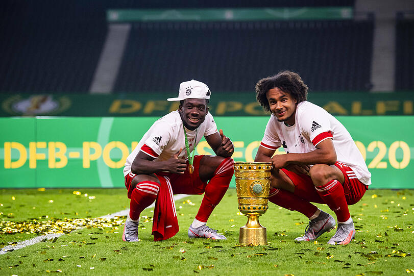 Joshua Zirkzee und Alphonso Davies nach dem Erfolg im DFB-Pokal  2020.