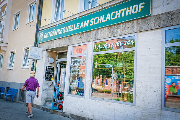 Seit mehr als 50 Jahren kann man hier an der Thalkirchner Straße kühle Getränke kaufen. Seit über 10 Jahren von Besitzer Florian Eschrich. Seit mehr als 50 Jahren kann man hier an der Thalkirchner Straße kühle Getränke kaufen. Seit über 10 Jahren von Besitzer Florian Eschrich.