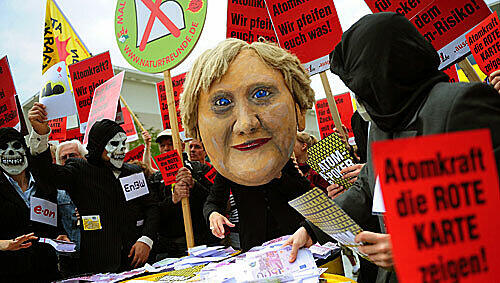 ernkraftgegner inszenieren vor dem Kanzleramt einen „Atom-Poker“ mit einer Merkel-Puppe. ernkraftgegner inszenieren vor dem Kanzleramt einen „Atom-Poker“ mit einer Merkel-Puppe.