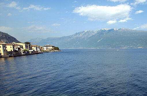 Blick auf den Gardasee. Drei Sportler aus Bayern werden vermisst.
