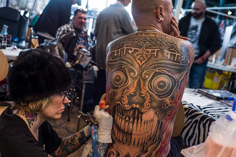 Sexy Körperkunst: Verrückte Tattoos - Spektakuläre Bilder...