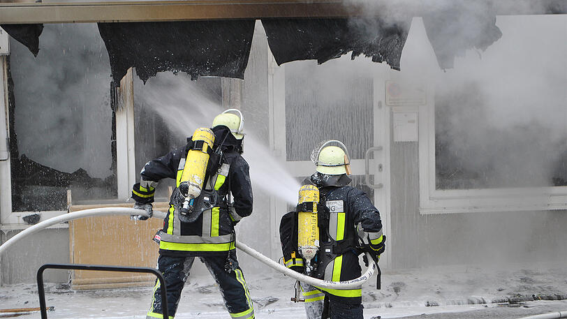 Gaststättenbrand in germering - die Bilder vom Feuerwehreinsatz.