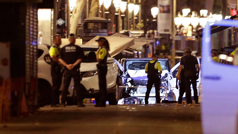Im Hintergrund: Der demolierte Kleintransporter, der in Barcelona Hunderte Meter über Las Ramblas gerast war.
