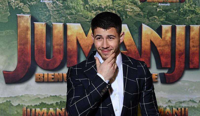 Ausgerechnet er spielt in "Jumanji - Willkommen im Dschungel" einen Piloten mit Flugangst: Nick Jonas ist selber nicht allzu gern über den Wolken unterwegs, wie er im Interview zum Kinostart (21. Dezember) verriet.