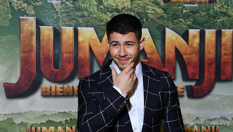 Ausgerechnet er spielt in "Jumanji - Willkommen im Dschungel" einen Piloten mit Flugangst: Nick Jonas ist selber nicht allzu gern über den Wolken unterwegs, wie er im Interview zum Kinostart (21. Dezember) verriet.