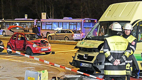 Die Bilder vom Unfallort - drei Personen erlitten teils schwere Verletzungen.