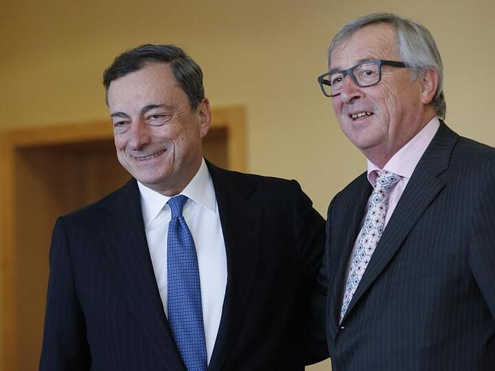 EU-Kommissionspräsident Jean-Claude Juncker hat die EZB und ihren Chef Mario Draghi (r.) vor Kritik an ihrem geldpolitischen Kurs in Schutz genommen.