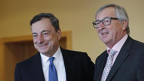 EU-Kommissionspräsident Jean-Claude Juncker hat die EZB und ihren Chef Mario Draghi (r.) vor Kritik an ihrem geldpolitischen Kurs in Schutz genommen.