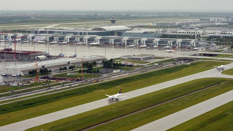 Ein Flugzeug fährt zu einer Startbahn am Flughafen München.