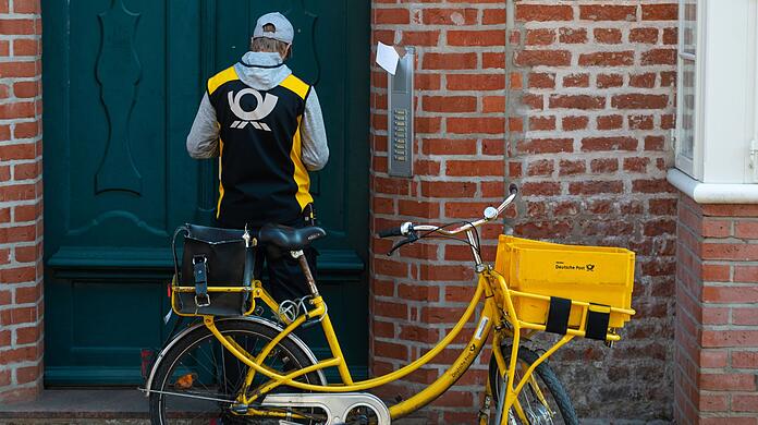Ein Postbote soll in München knapp 1.000 Briefe entsorgt haben.