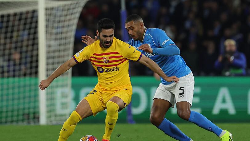 Ilkay Gündogan (l) und der FC Barcelona kamen trotz Führung nicht über ein 1:1 in Neapel hinaus.