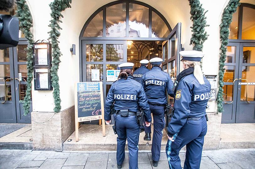 In Restaurants und Geschäften kontrollierte die Polizei die Einhaltung der Corona-Auflagen.