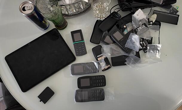 Die Polizei hat einige Beweismaterialien sichergestellt. Die Polizei hat einige Beweismaterialien sichergestellt.