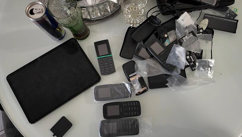 Die Polizei hat einige Beweismaterialien sichergestellt. Die Polizei hat einige Beweismaterialien sichergestellt.