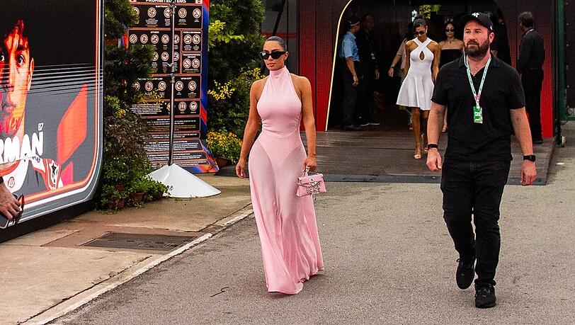 Kim Kardashian spaziert im Rahmen des Formel-1-Grand-Prix von Singapur durch das Fahrerlager. Kim Kardashian spaziert im Rahmen des Formel-1-Grand-Prix von Singapur durch das Fahrerlager.