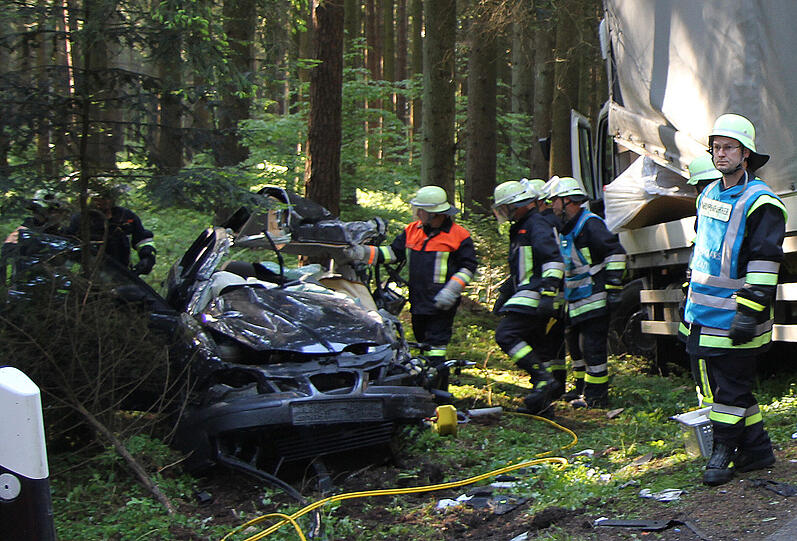 Schwerer Unfall bei Waldkraiburg: Ein Mann prallt mit seinem Wagen gegen einen Lkw. Der Fahrer des Pkw kommt dabei ums Leben. Die Bilder vom schrecklichen Unglück.