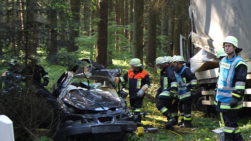 Schwerer Unfall bei Waldkraiburg: Ein Mann prallt mit seinem Wagen gegen einen Lkw. Der Fahrer des Pkw kommt dabei ums Leben. Die Bilder vom schrecklichen Unglück. Schwerer Unfall bei Waldkraiburg: Ein Mann prallt mit seinem Wagen gegen einen Lkw. Der Fahrer des Pkw kommt dabei ums Leben. Die Bilder vom schrecklichen Unglück.