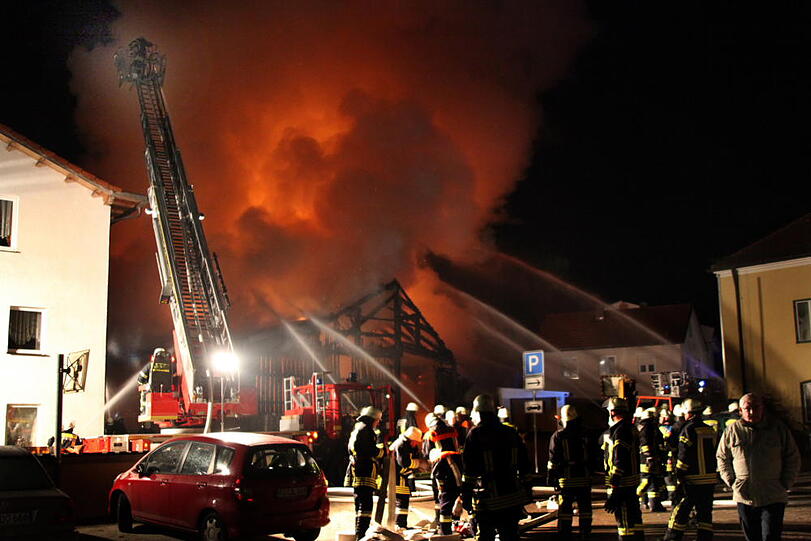 Die Feuerwehr konnte ein Abbrennen der Lagerhalle nicht mehr verhindern.