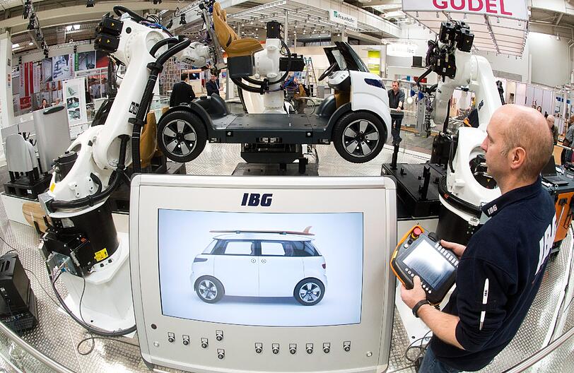 Ingenieur Peter Knappe bedient auf der Hannover Messe in Hannover (Niedersachsen) eine vollautomatische Montagezelle für Elektrofahrzeuge. Die Industriemesse findet vom 7. bis 11. April 2014 statt.