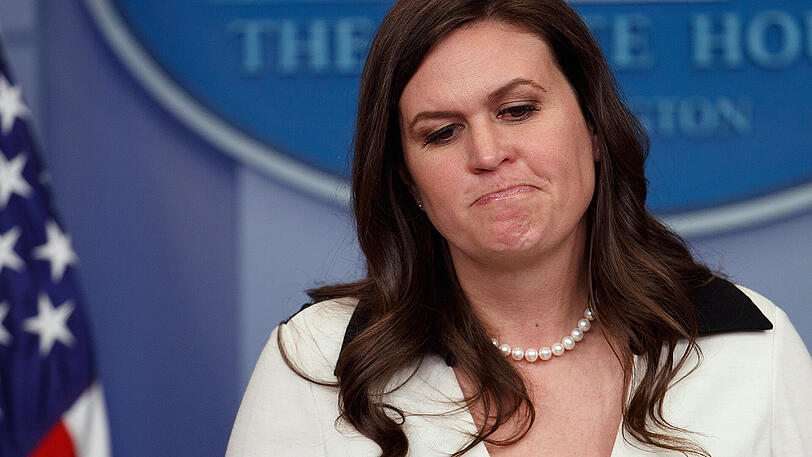 Die Pressesprecherin des Weißen Hauses, Sarah Huckabee Sanders, versucht, die Entlassung zu erklären.