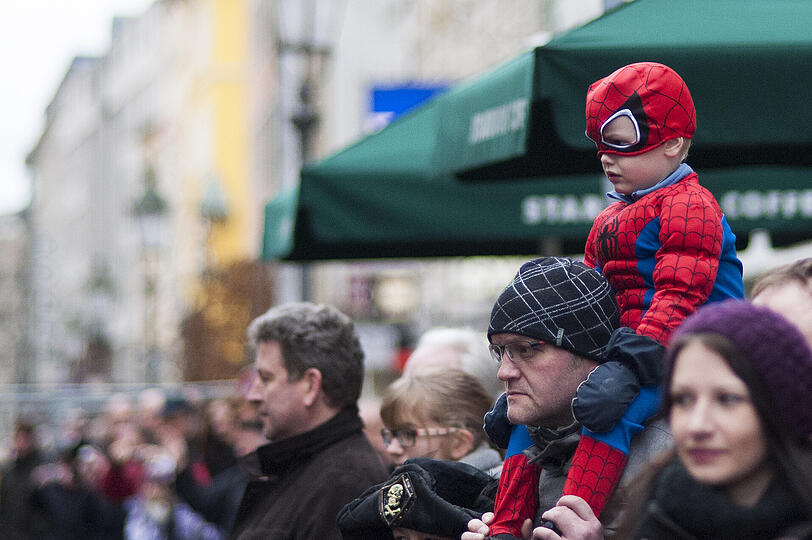 Die Damischen Ritter in Aktion: Impressionen vom Faschingszug durch die Altstadt am Sonntag.