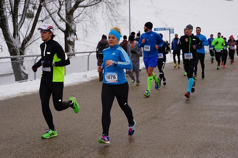1.100 Läufer nahmen am Samstagvormittag am Winterlauf im Olympiapark in München teil. Hier gibt's die Bilder.