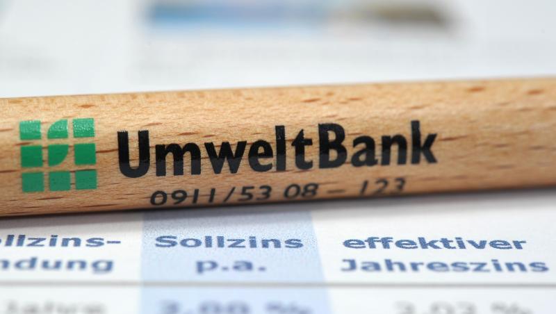 Ein hölzerner Kugelschreiber mit dem Logo der UmweltBank AG liegt auf einem Ausdruck. Foto: David Ebener/Archivbild Ein hölzerner Kugelschreiber mit dem Logo der UmweltBank AG liegt auf einem Ausdruck. Foto: David Ebener/Archivbild
